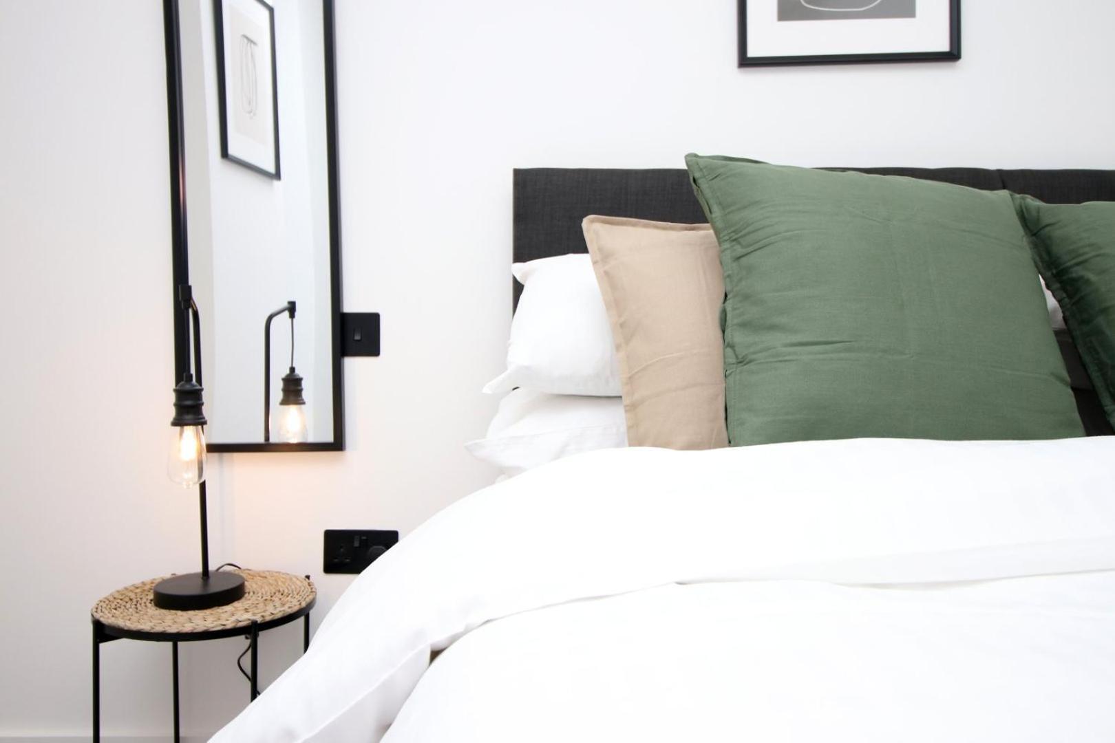 2 Bedroom With Free Parking Свіндон Екстер'єр фото