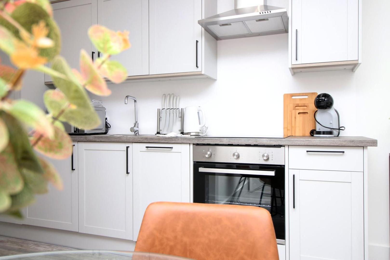 2 Bedroom With Free Parking Свіндон Екстер'єр фото