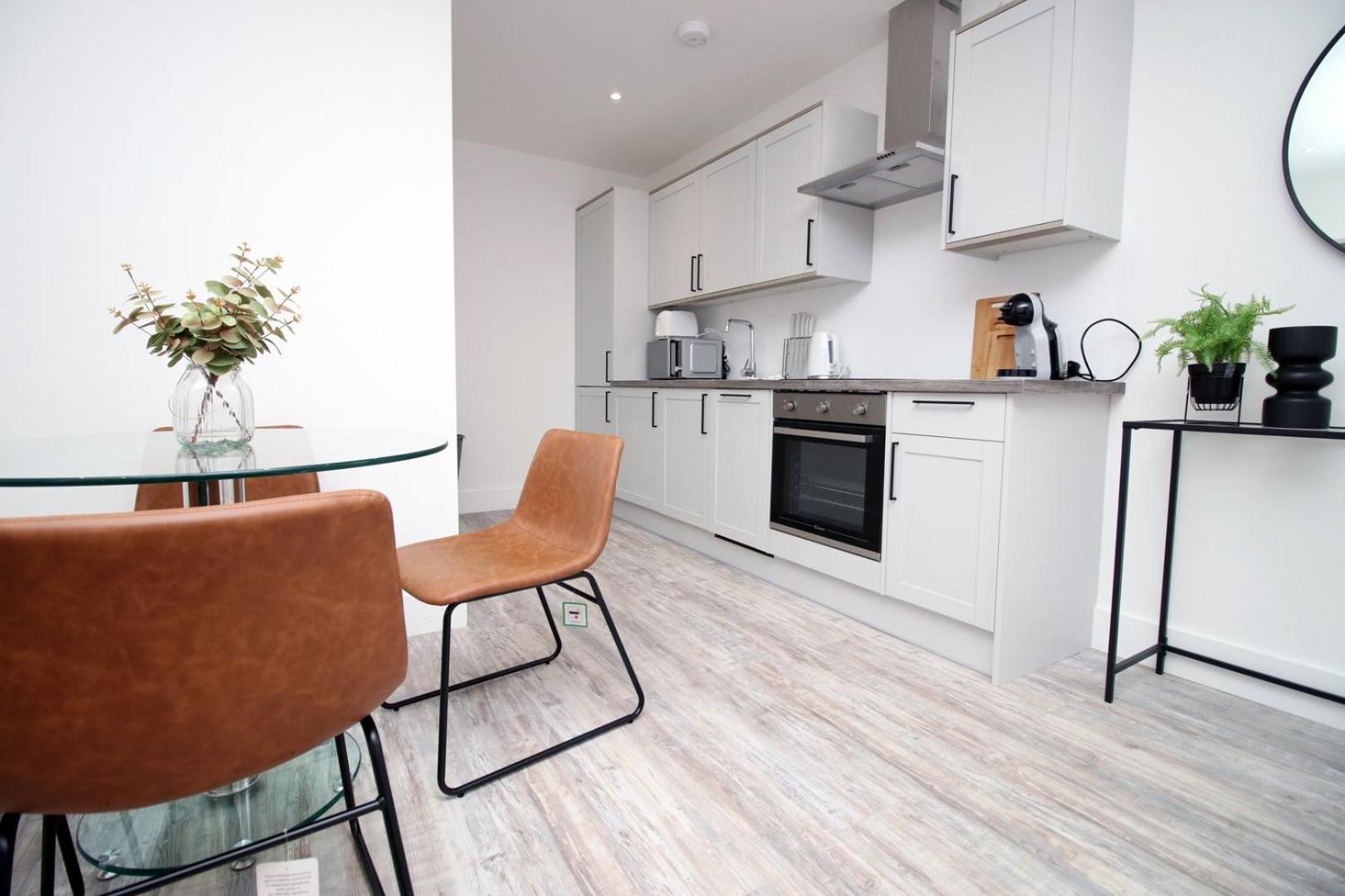 2 Bedroom With Free Parking Свіндон Екстер'єр фото