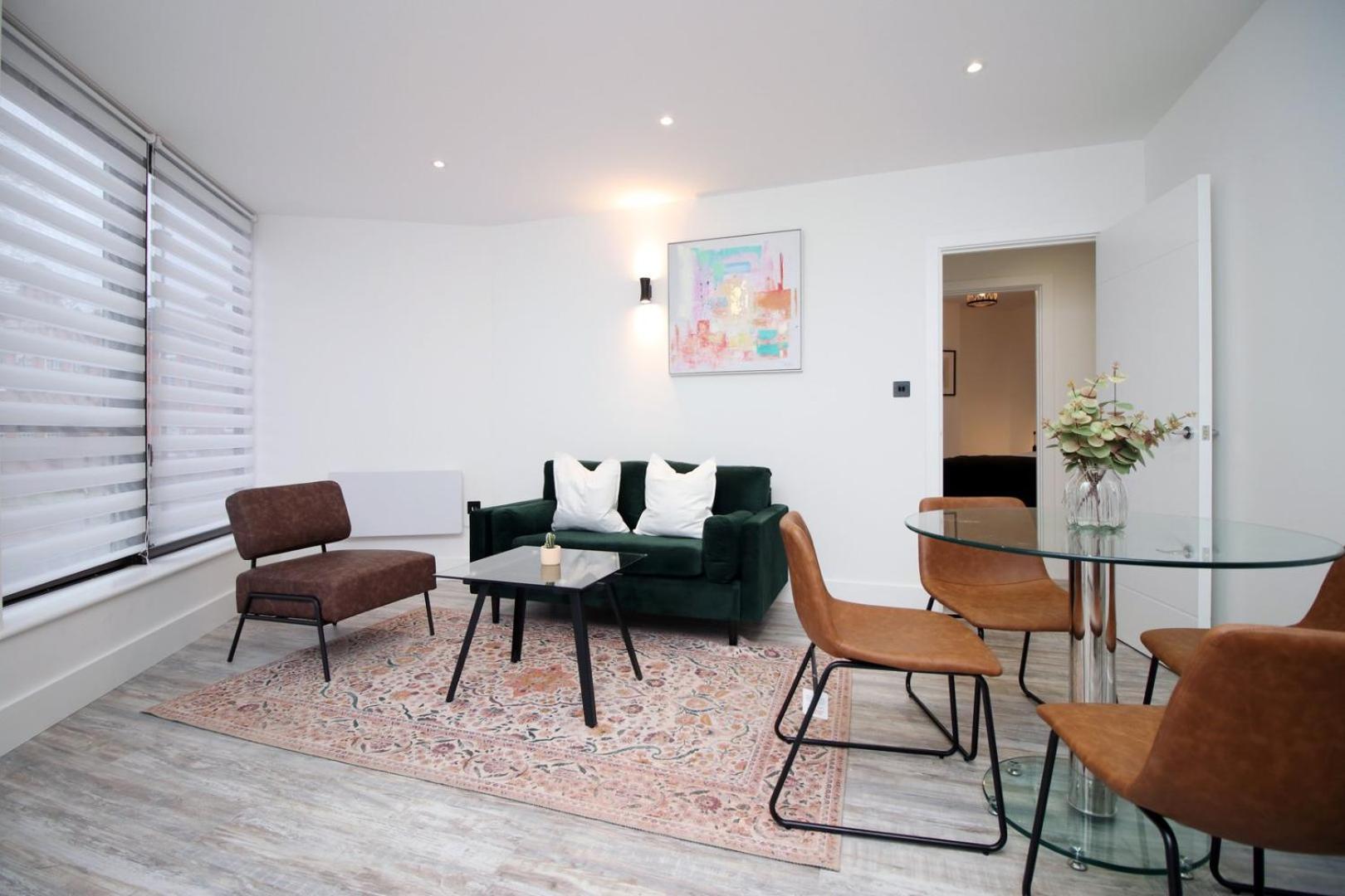 2 Bedroom With Free Parking Свіндон Екстер'єр фото