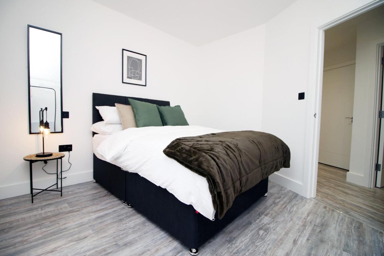 2 Bedroom With Free Parking Свіндон Екстер'єр фото