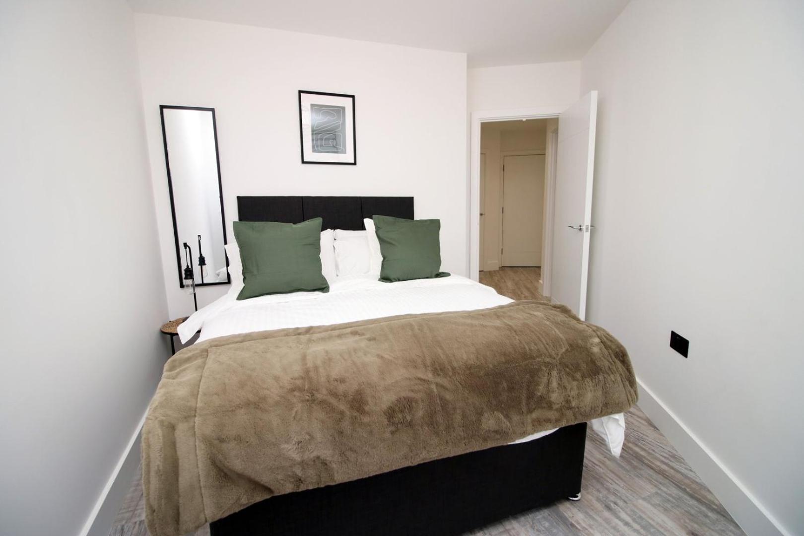 2 Bedroom With Free Parking Свіндон Екстер'єр фото