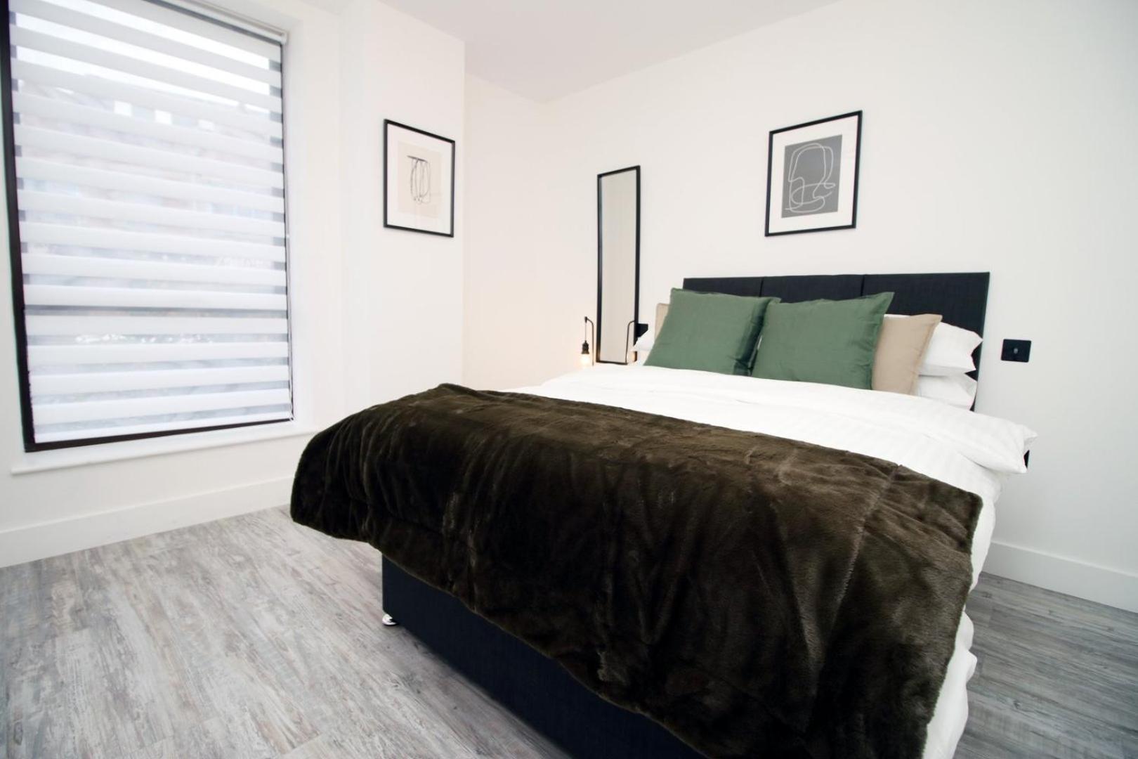 2 Bedroom With Free Parking Свіндон Екстер'єр фото