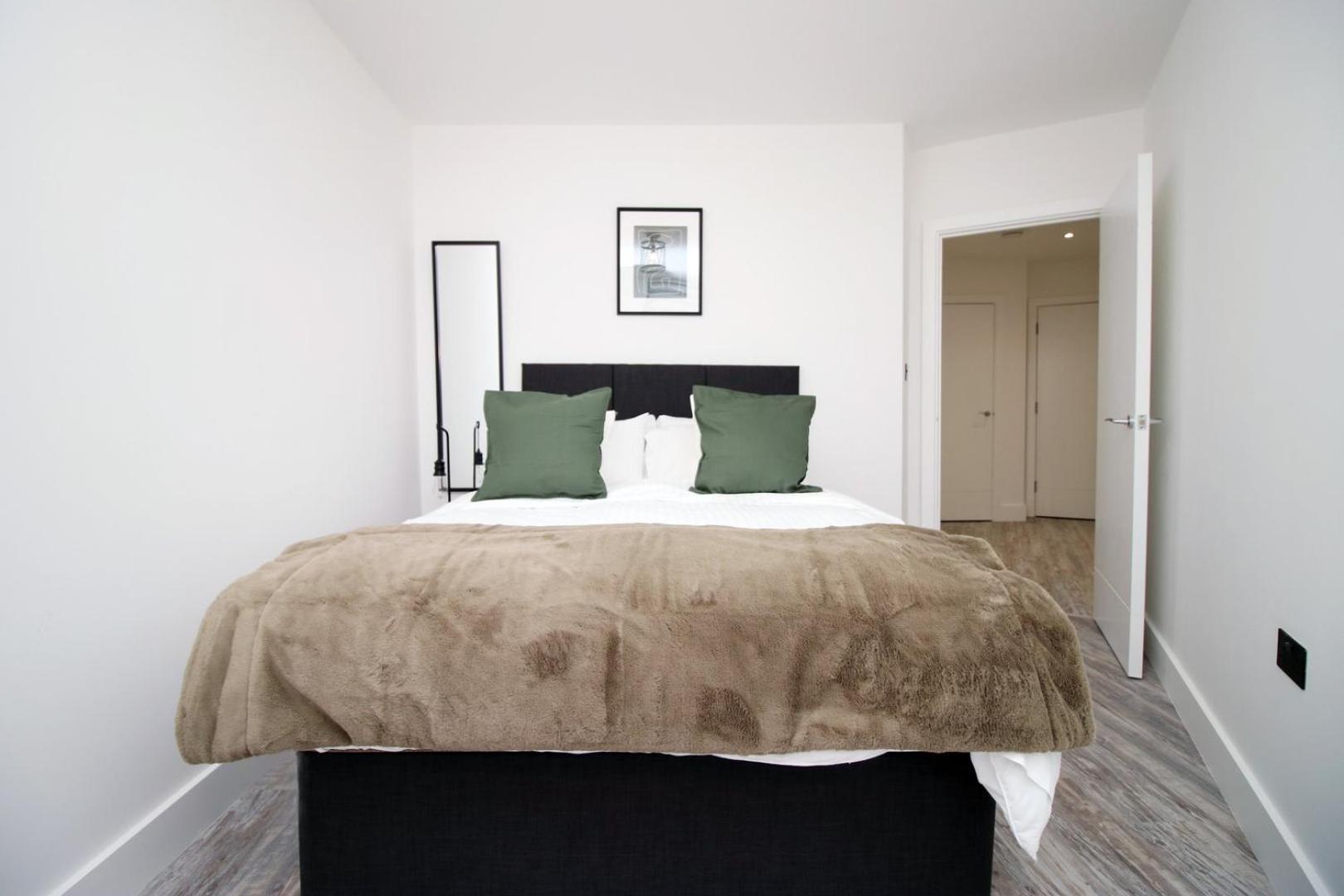 2 Bedroom With Free Parking Свіндон Екстер'єр фото
