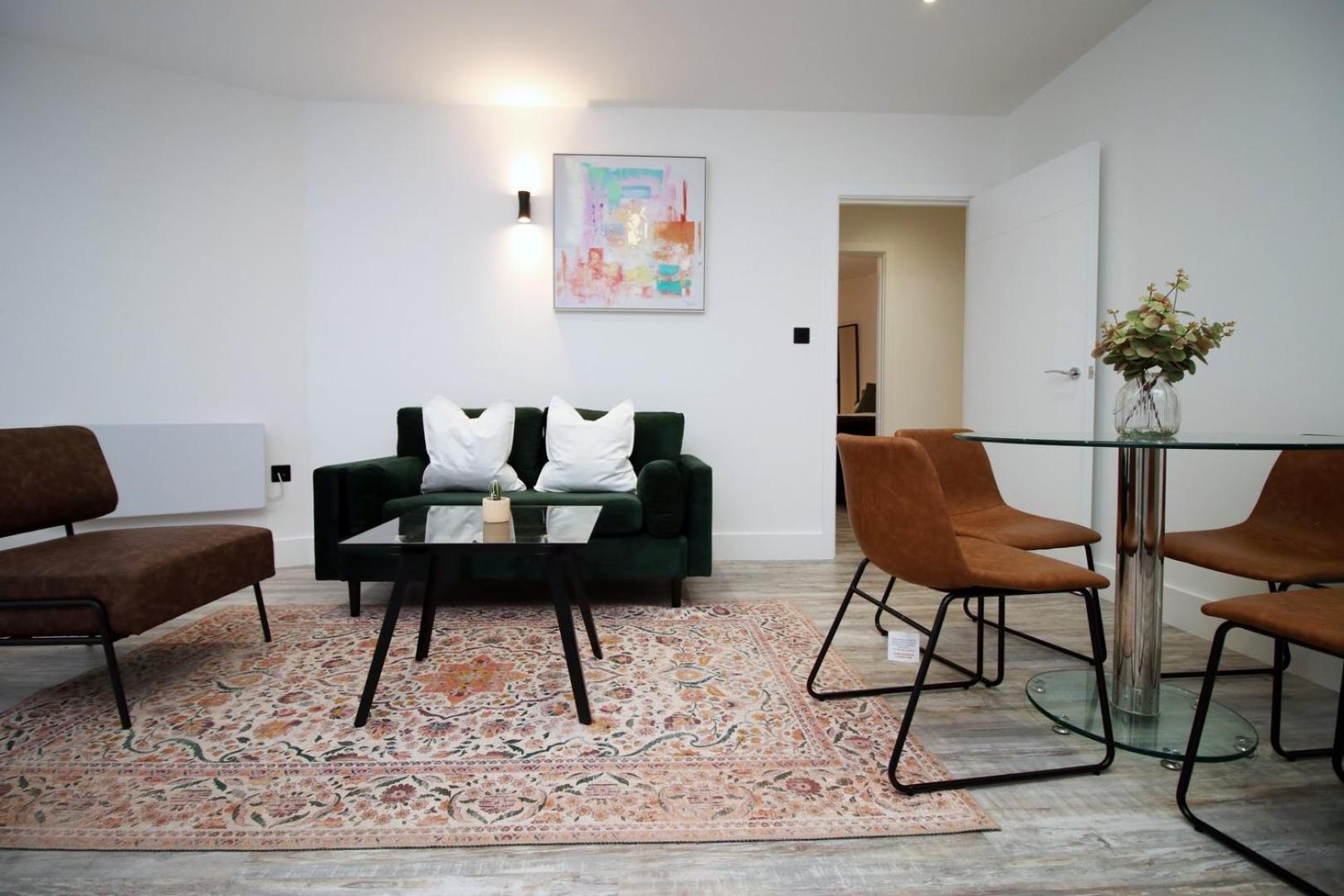 2 Bedroom With Free Parking Свіндон Екстер'єр фото