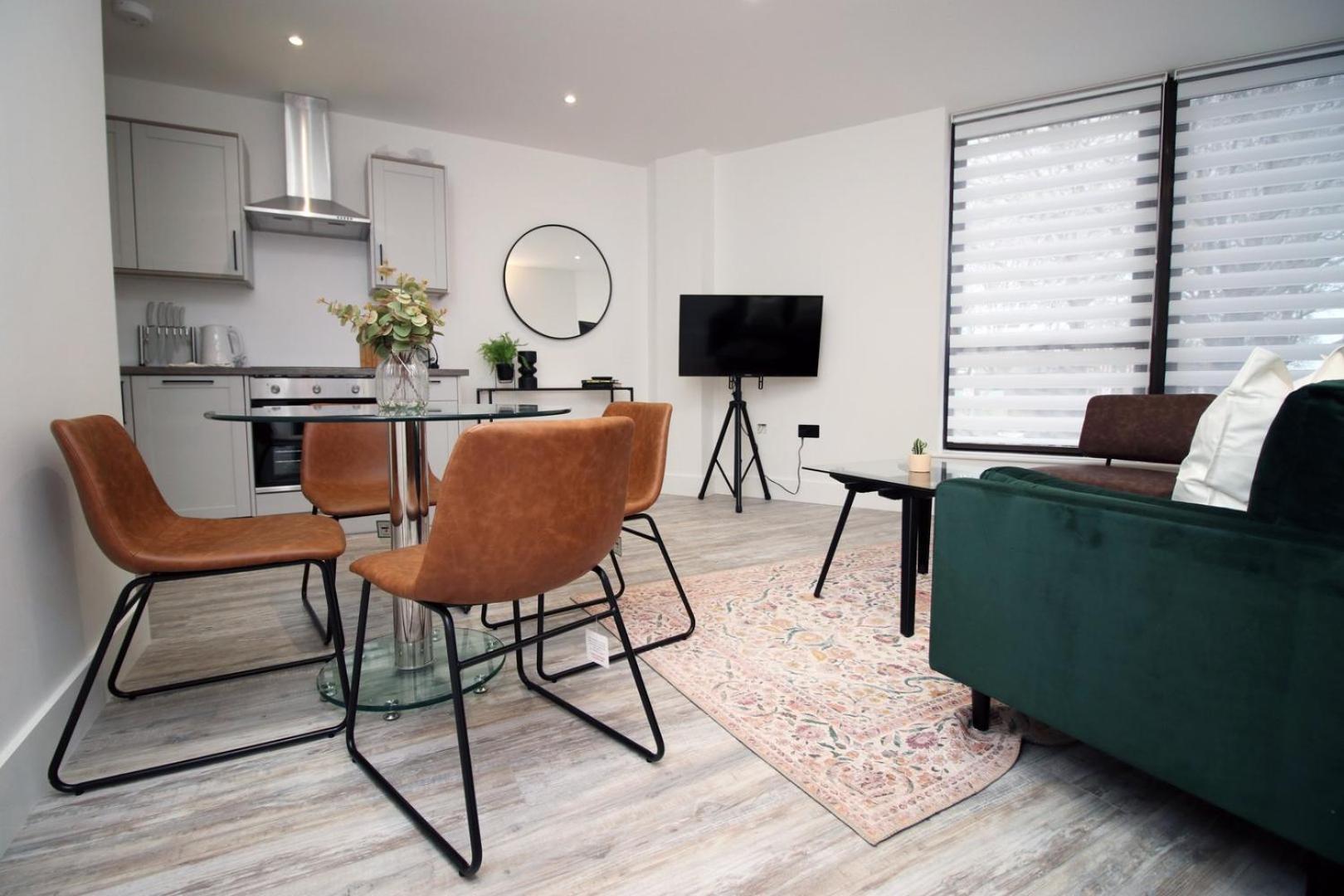 2 Bedroom With Free Parking Свіндон Екстер'єр фото