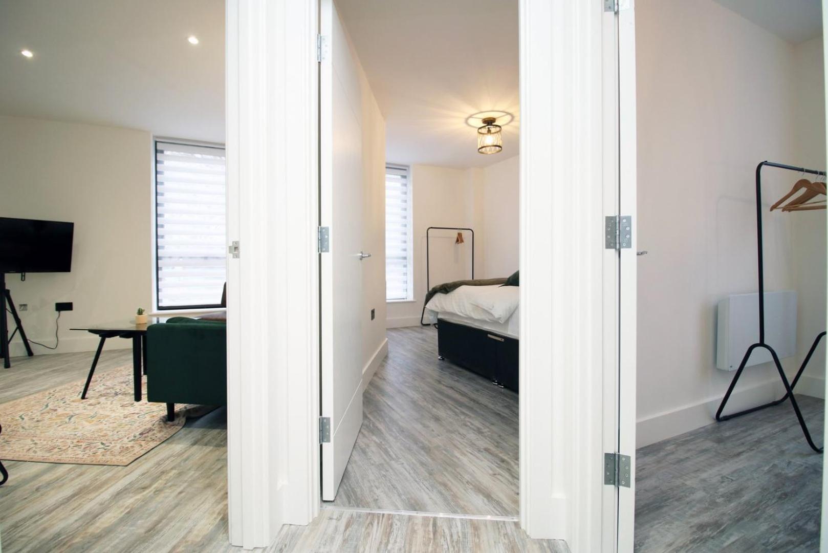 2 Bedroom With Free Parking Свіндон Екстер'єр фото